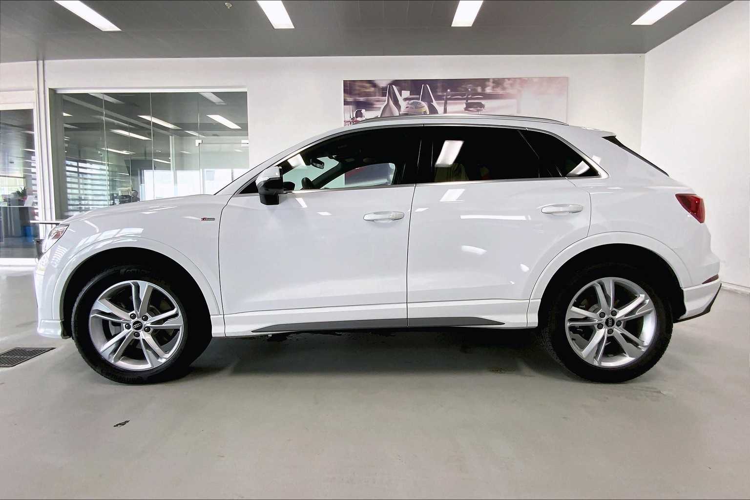 2024 Audi Q3 45 TFSI S line Premium Plus photo 3