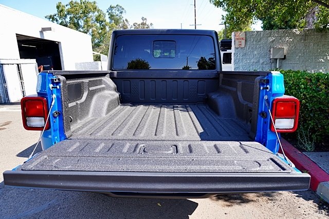 New 2025 Hydro Blue Pearl-Coat Exterior Paint Jeep Sport S image 18