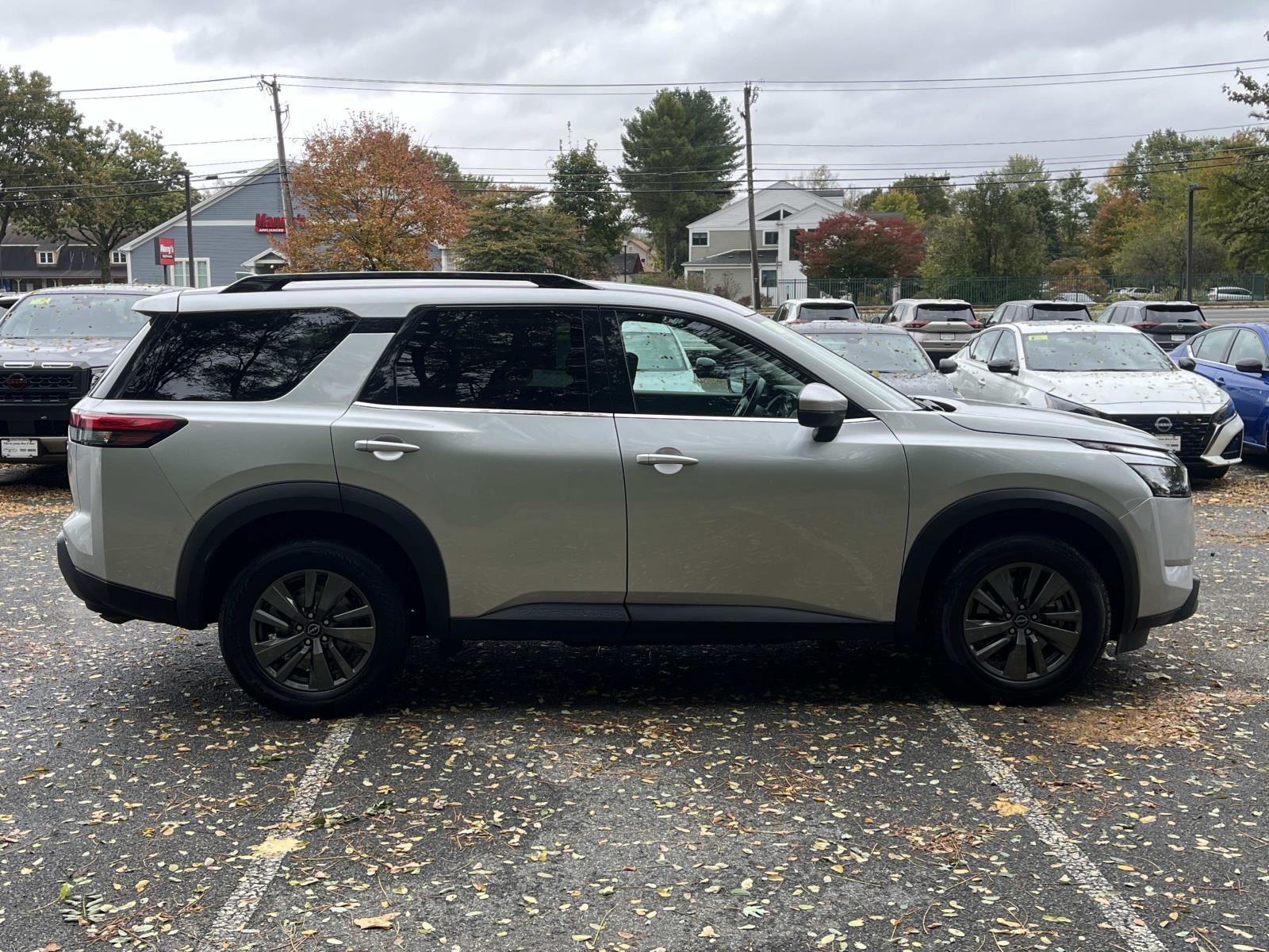 2024 Nissan Pathfinder SV photo 4