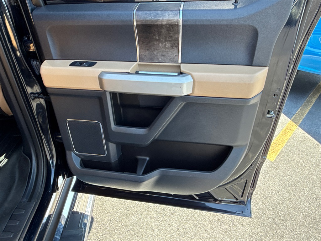 2022 Ford F-350 Lariat photo 16