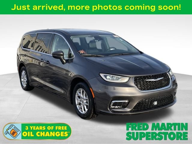2023 Chrysler Pacifica Touring L's photo