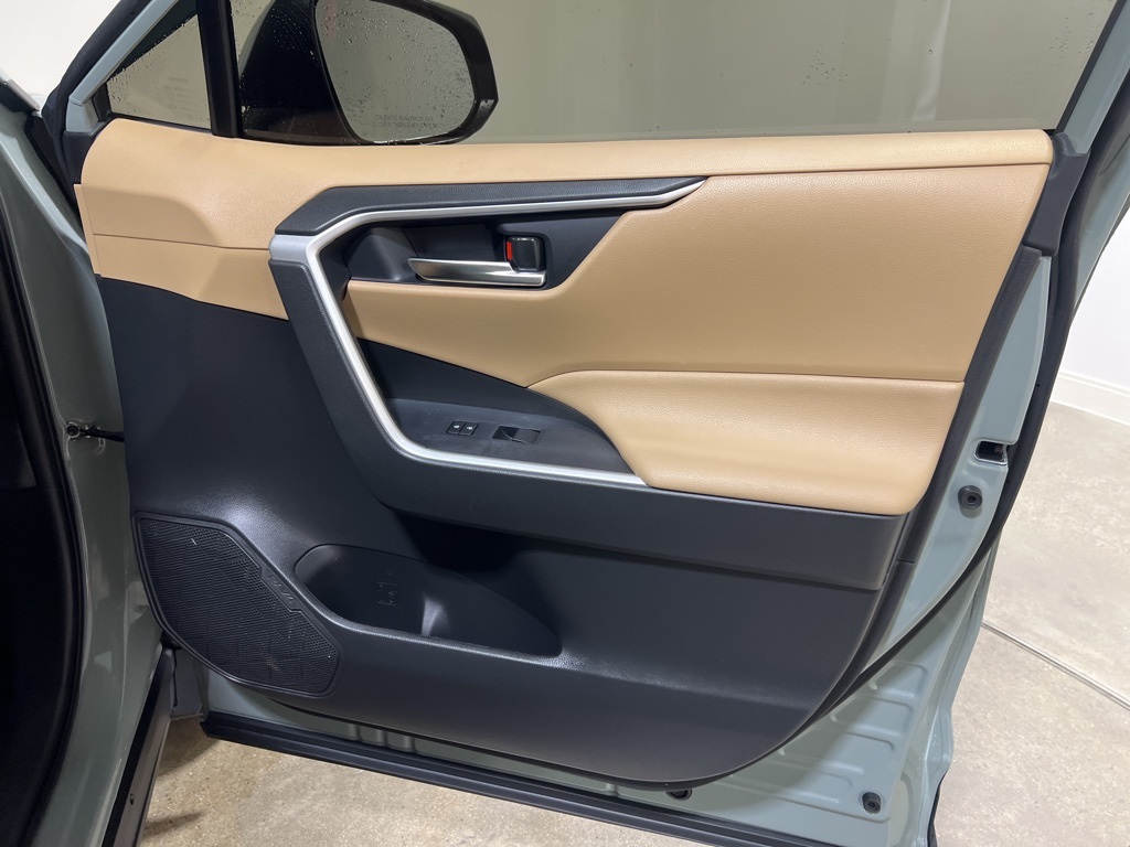 2020 Toyota RAV4 XLE photo 22