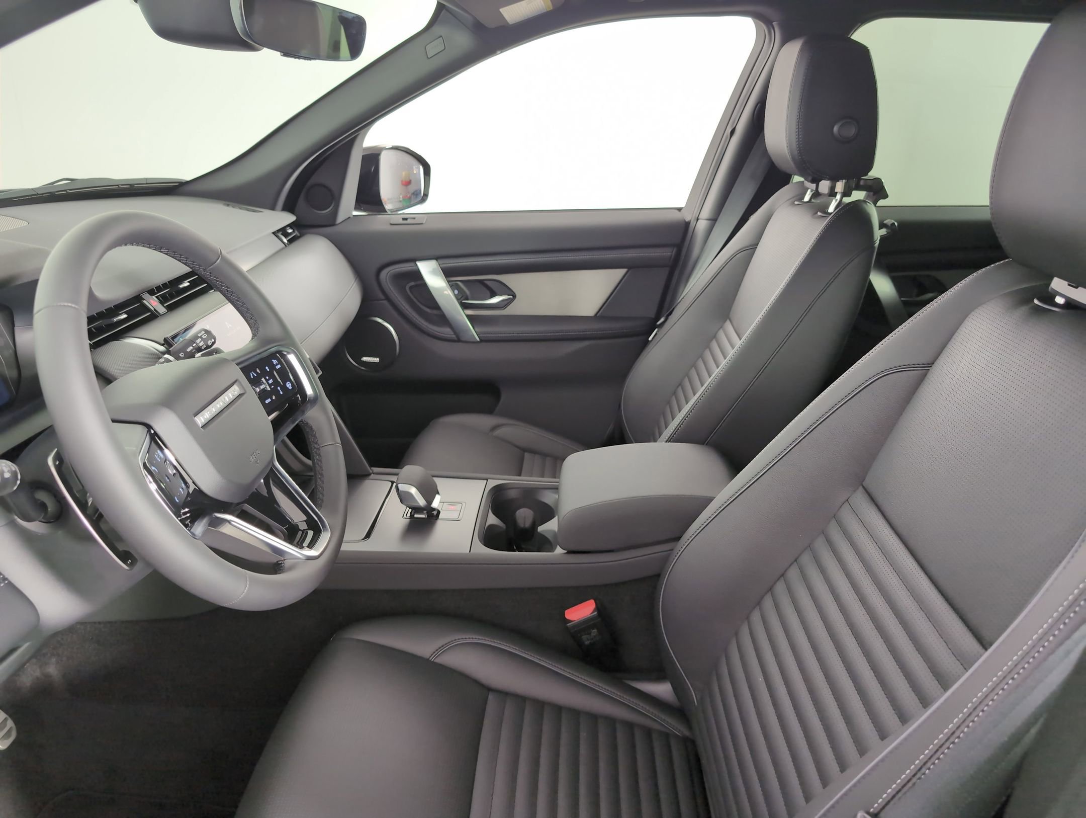 2025 Land Rover Discovery Sport Dynamic SE photo 4