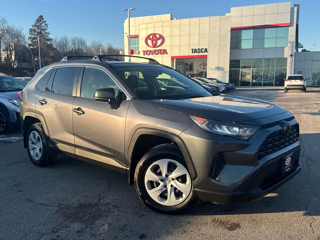 2020 Toyota RAV4 LE's photo