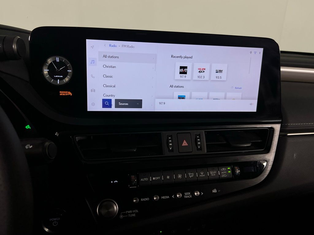 2023 Lexus ES 300h photo 15
