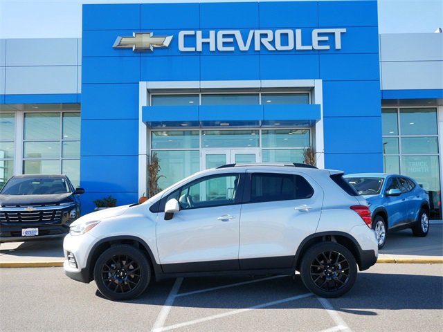 Used 2022 Chevrolet Trax LT with VIN KL7CJPSM8NB556732 for sale in Roseville, Minnesota
