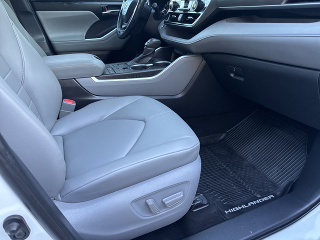 2020 Toyota Highlander XLE photo 16
