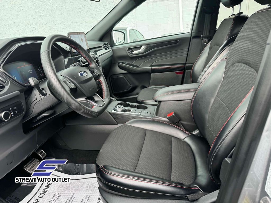 2024 Ford Escape ST-Line photo 12