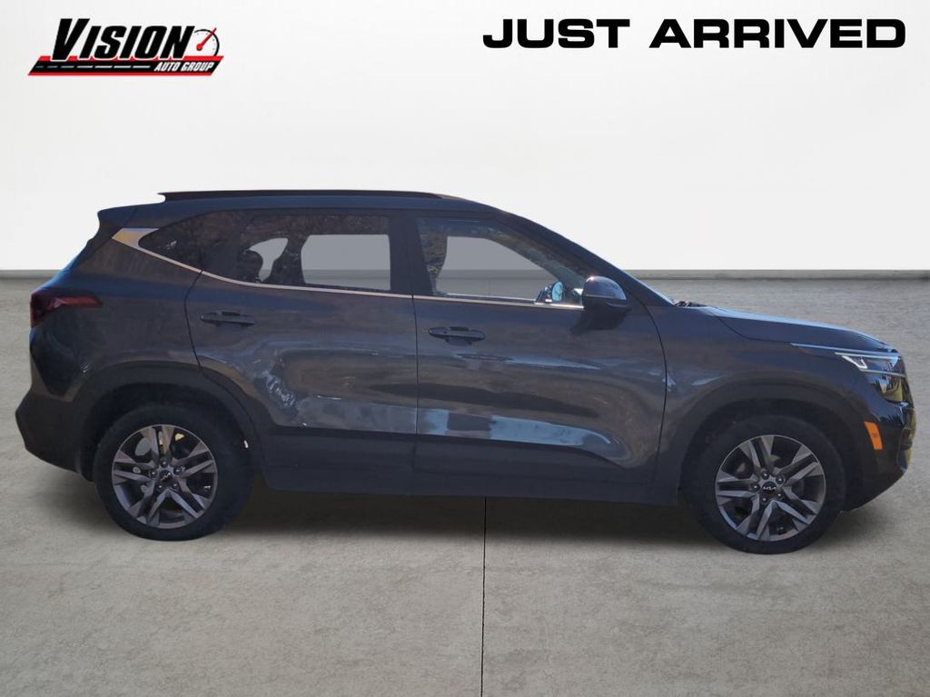 2023 Kia Seltos S photo 2