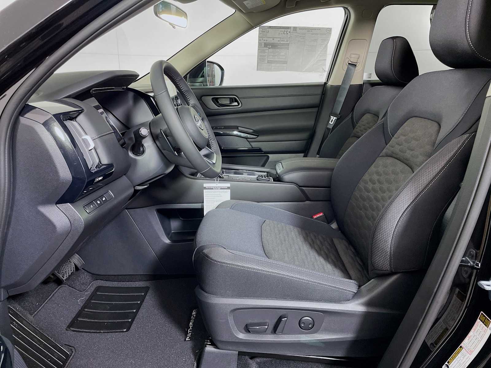 2025 Nissan Pathfinder SV photo 3