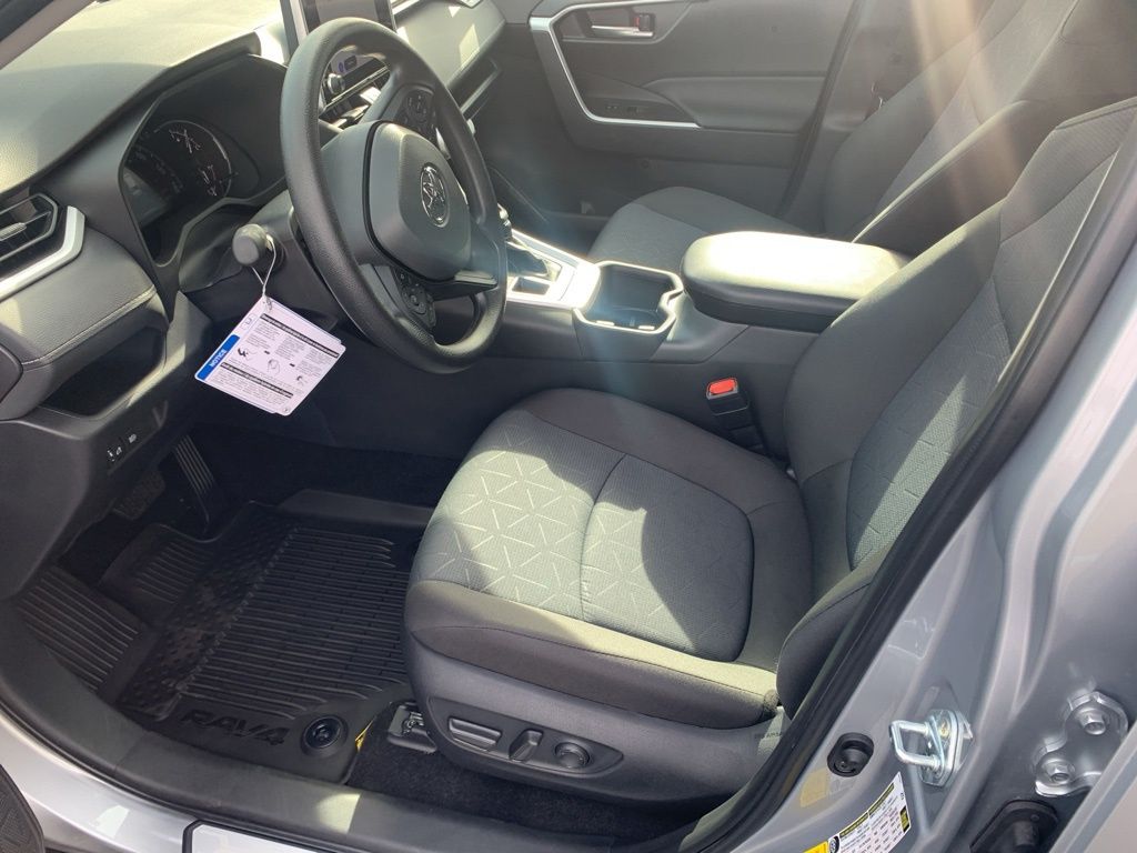 2025 Toyota RAV4 XLE photo 8