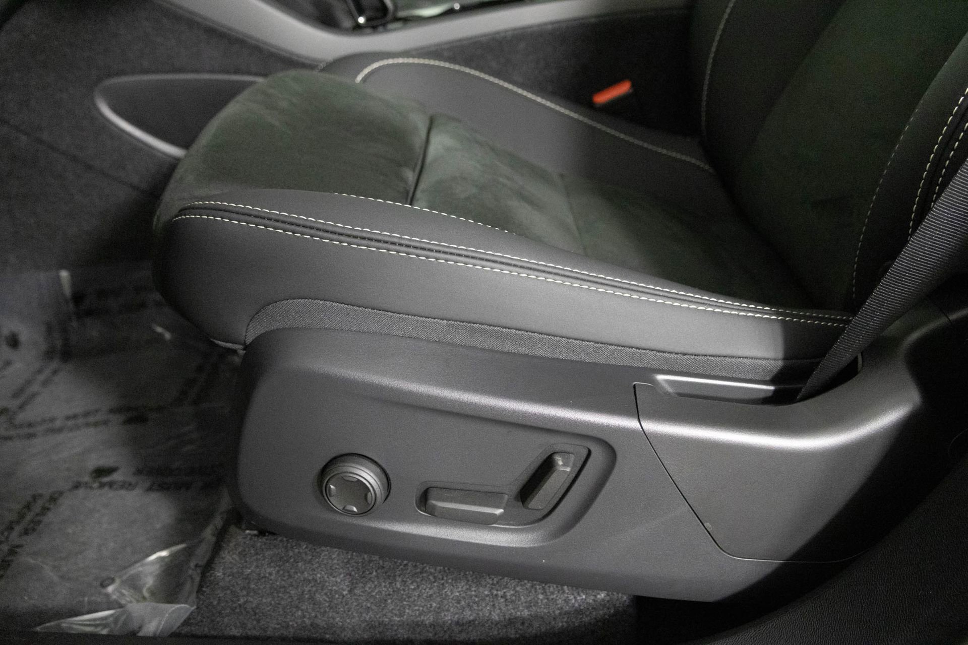 2023 Volvo XC40 Recharge Plus photo 9