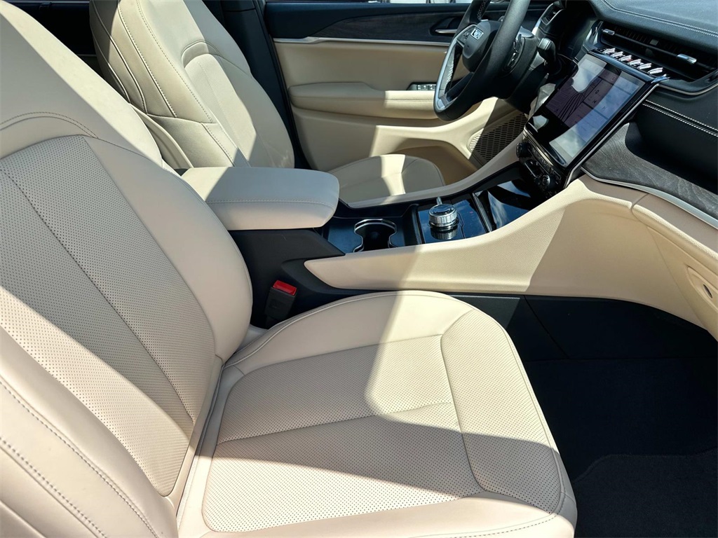 2025 Jeep Grand Cherokee Limited photo 2