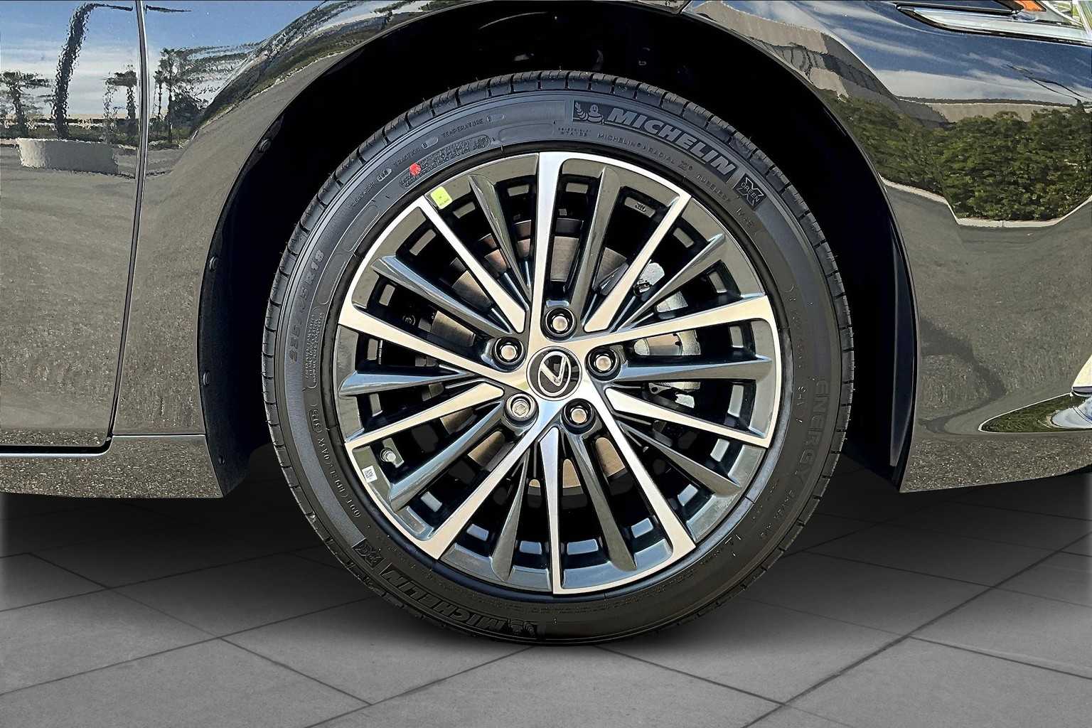 2025 Lexus ES 300h photo 8