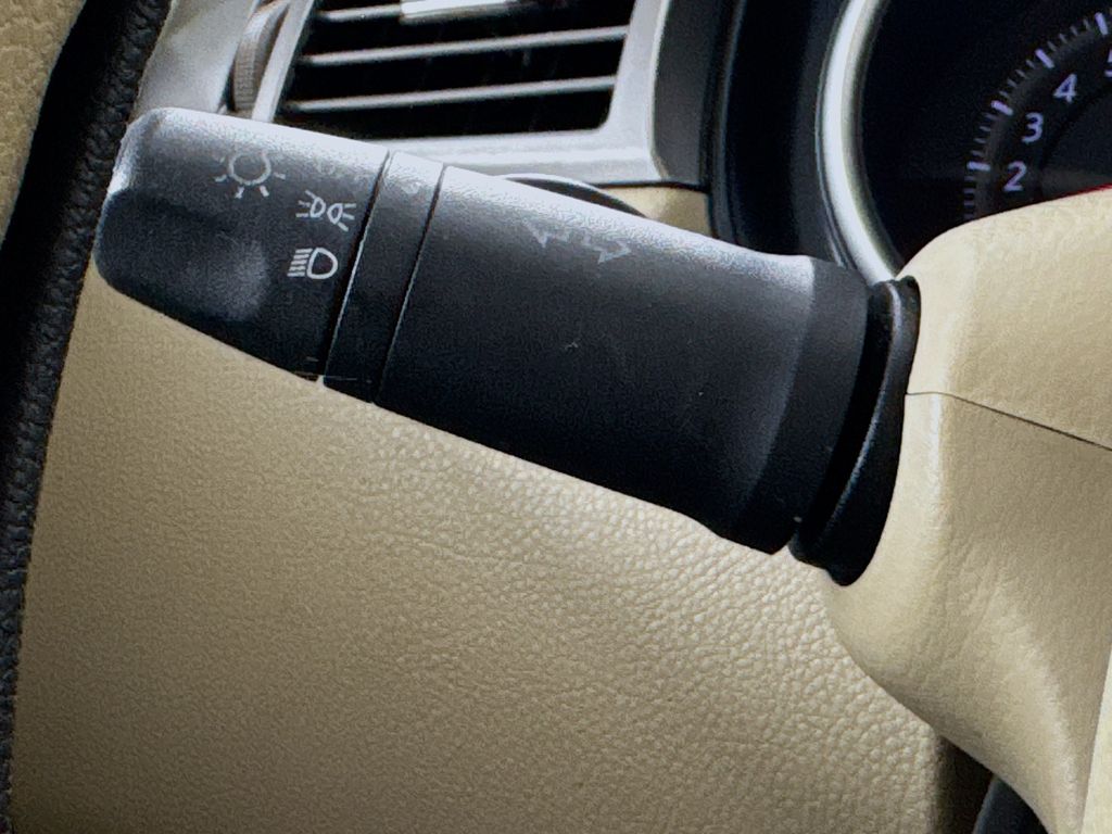 2011 Nissan Versa 1.8 S photo 12
