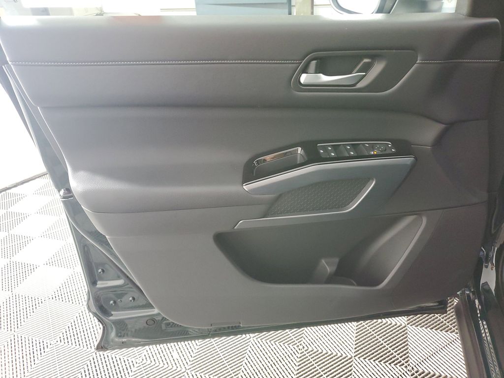 2025 Nissan Pathfinder SL photo 26