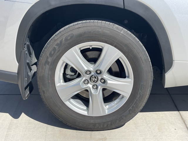 2023 Toyota Highlander LE photo 4