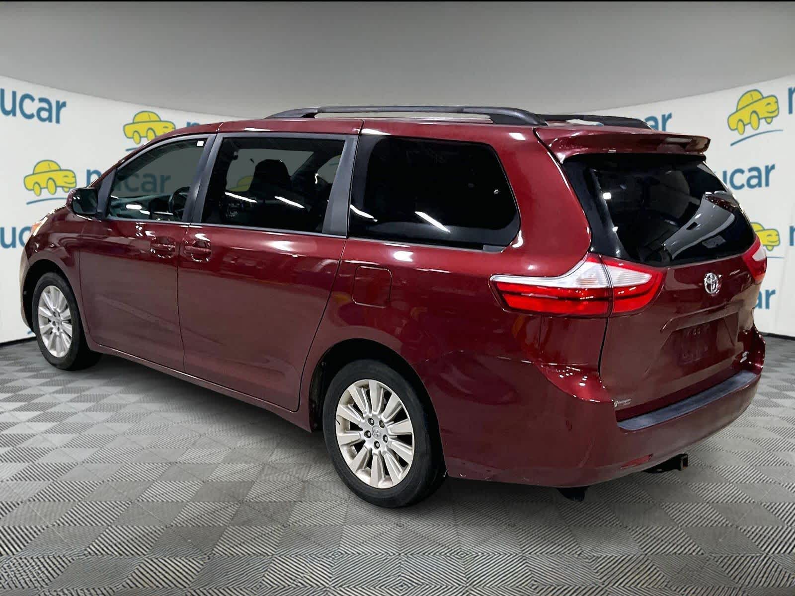 2015 Toyota Sienna LE photo 3