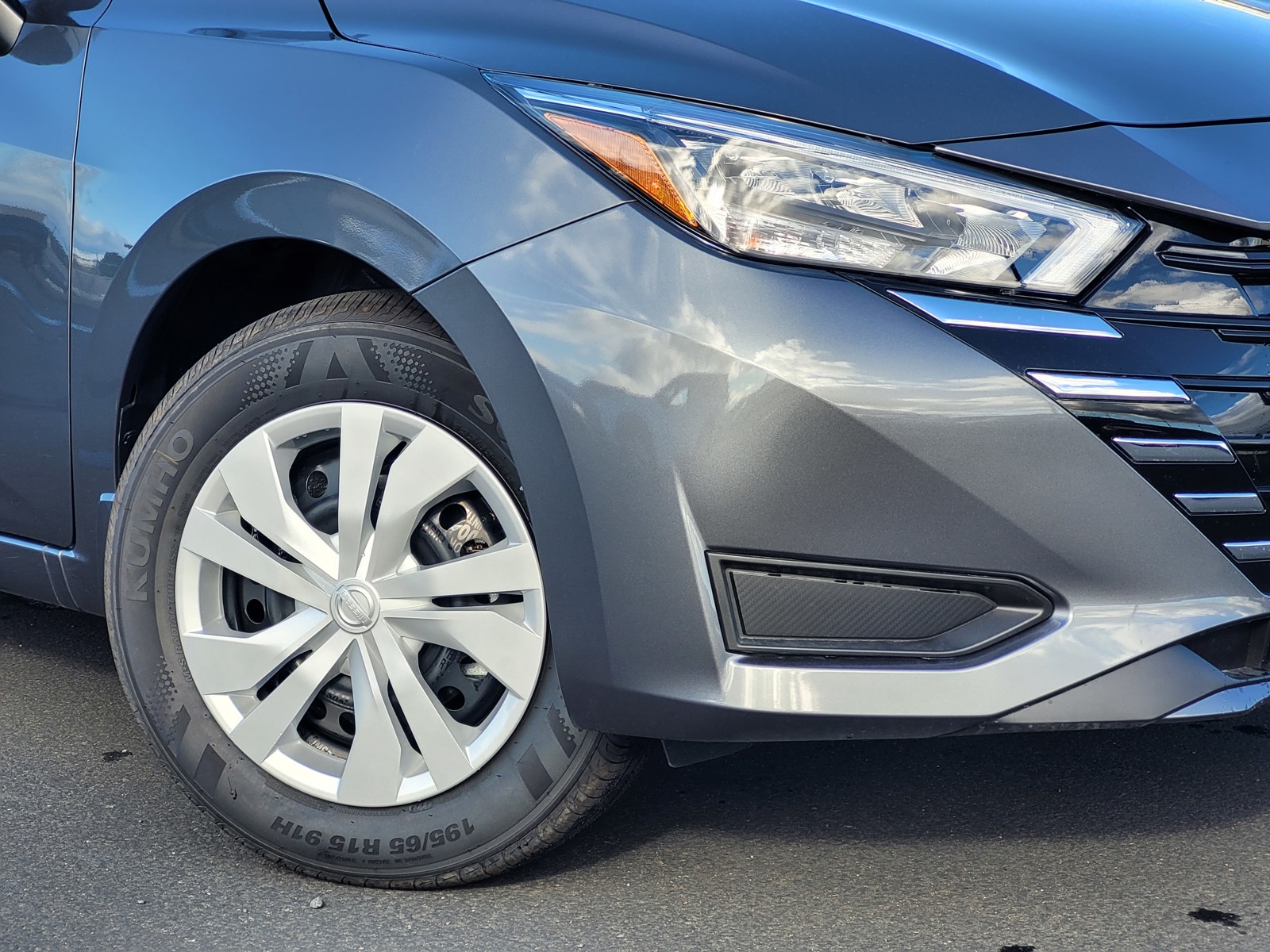 2025 Nissan Versa S photo 3