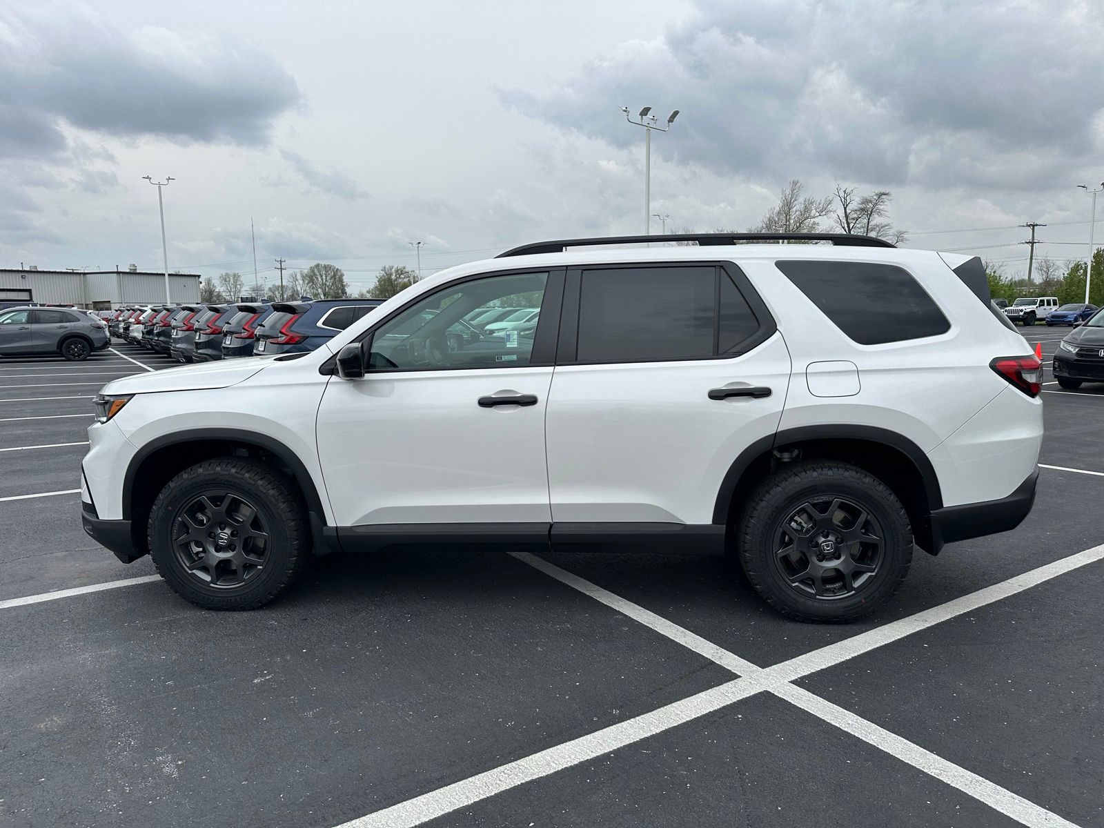 2025 Honda Pilot TrailSport photo 2