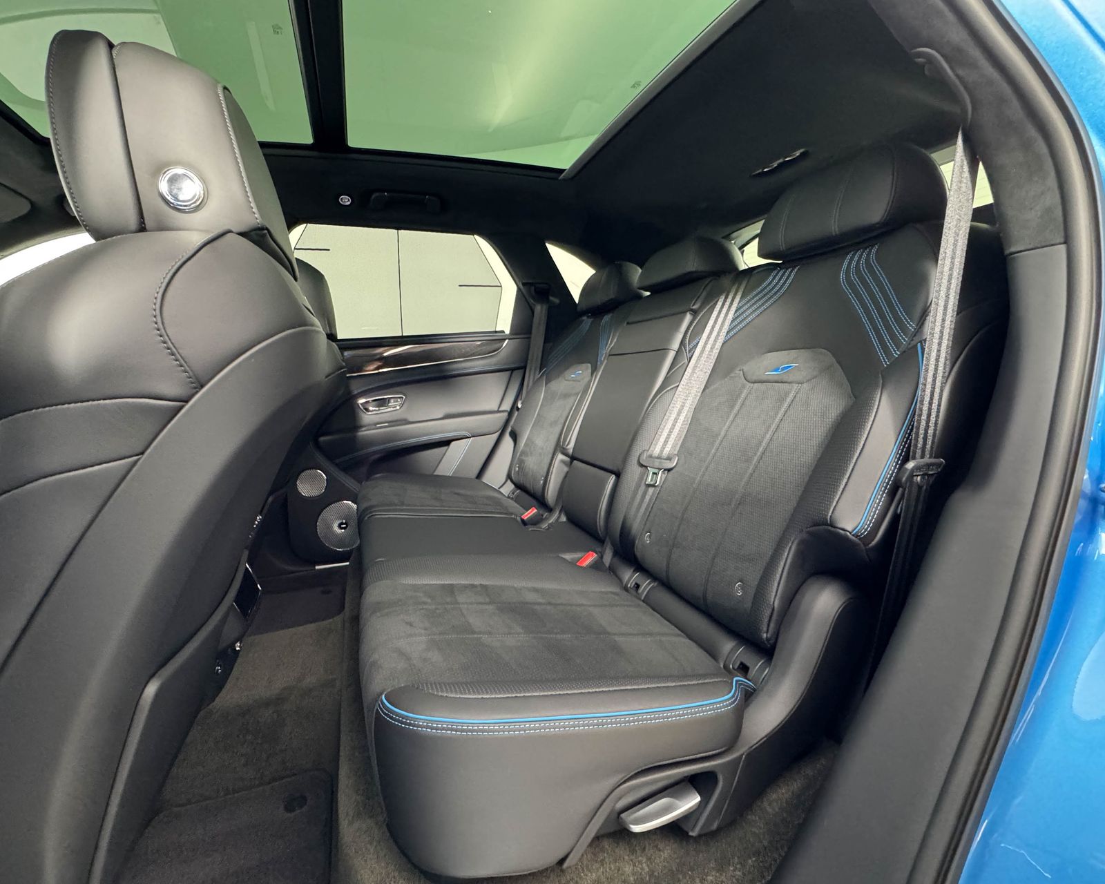 2023 Bentley Bentayga V8 photo 33
