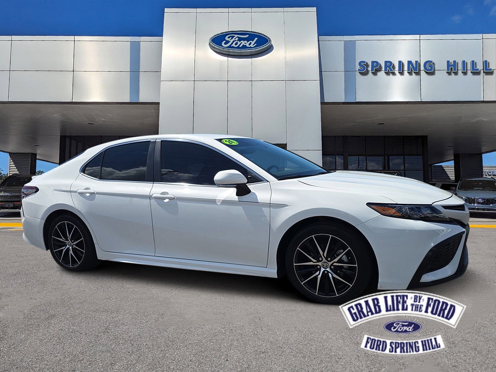 2024 Toyota Camry SE's photo