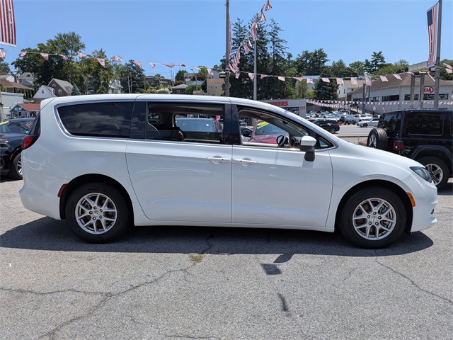 2023 Chrysler Voyager LX photo 4