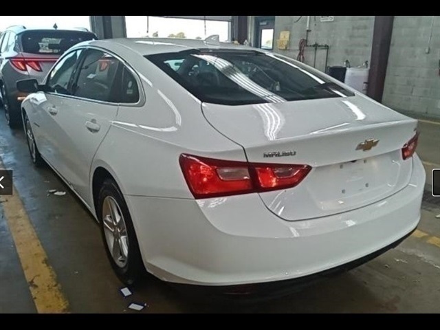2023 Chevrolet Malibu 1LT photo 2