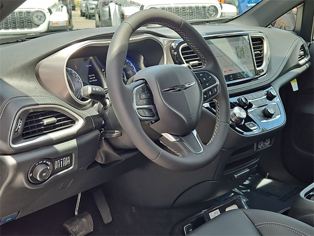 2025 Chrysler Pacifica photo 14
