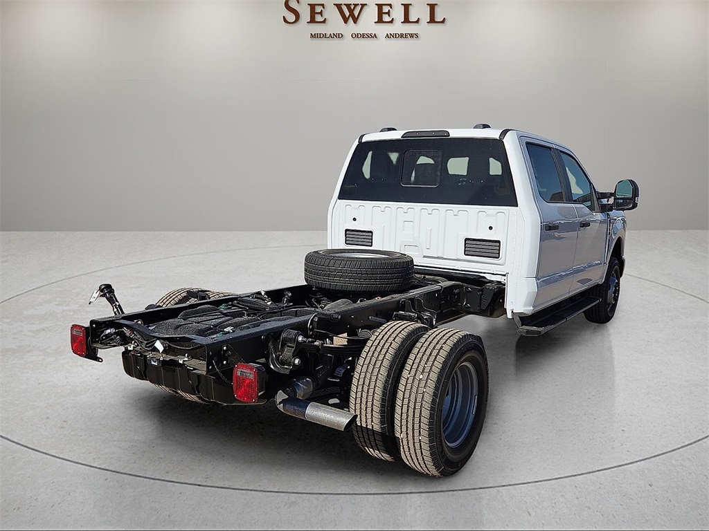 2026 Ford F-350 Super Duty Chassis Cab XL's photo