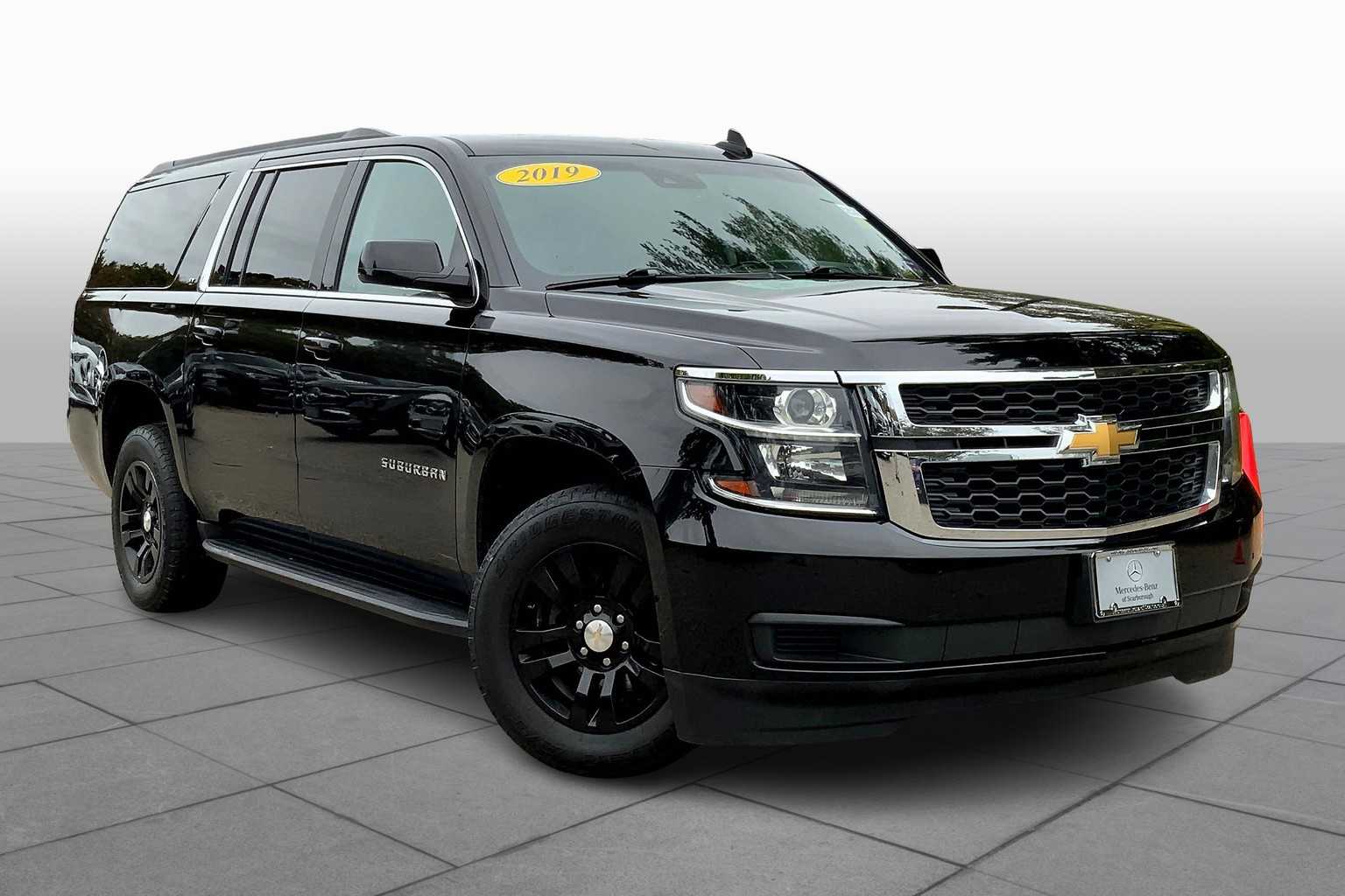 2019 Chevrolet Suburban LT photo 2