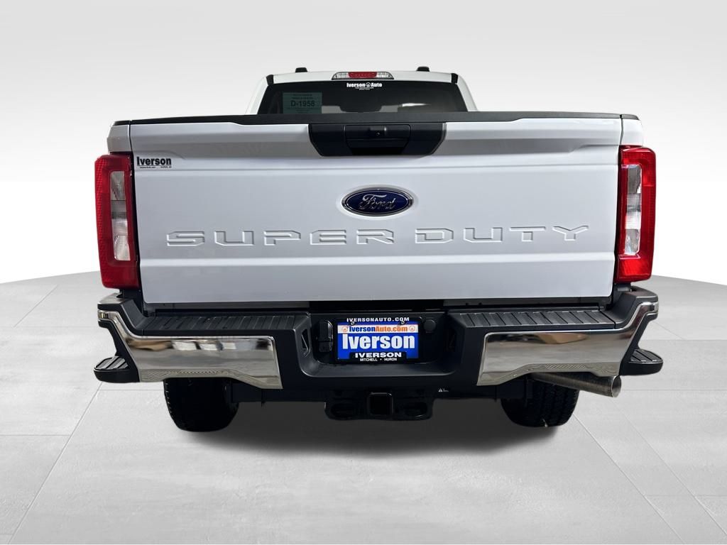 2025 Ford F-350 XLT photo 3