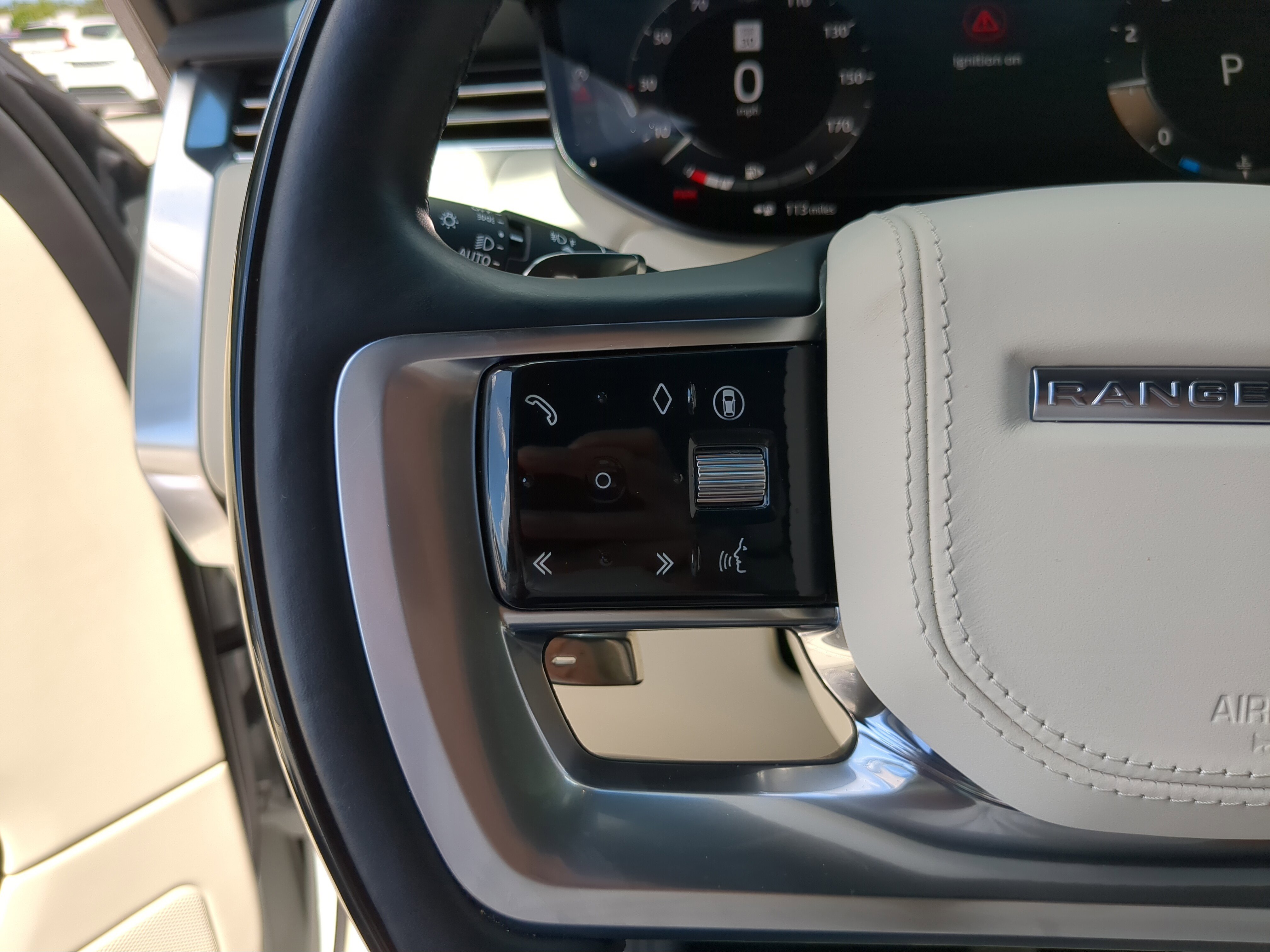 2025 Land Rover Range Rover SE photo 17