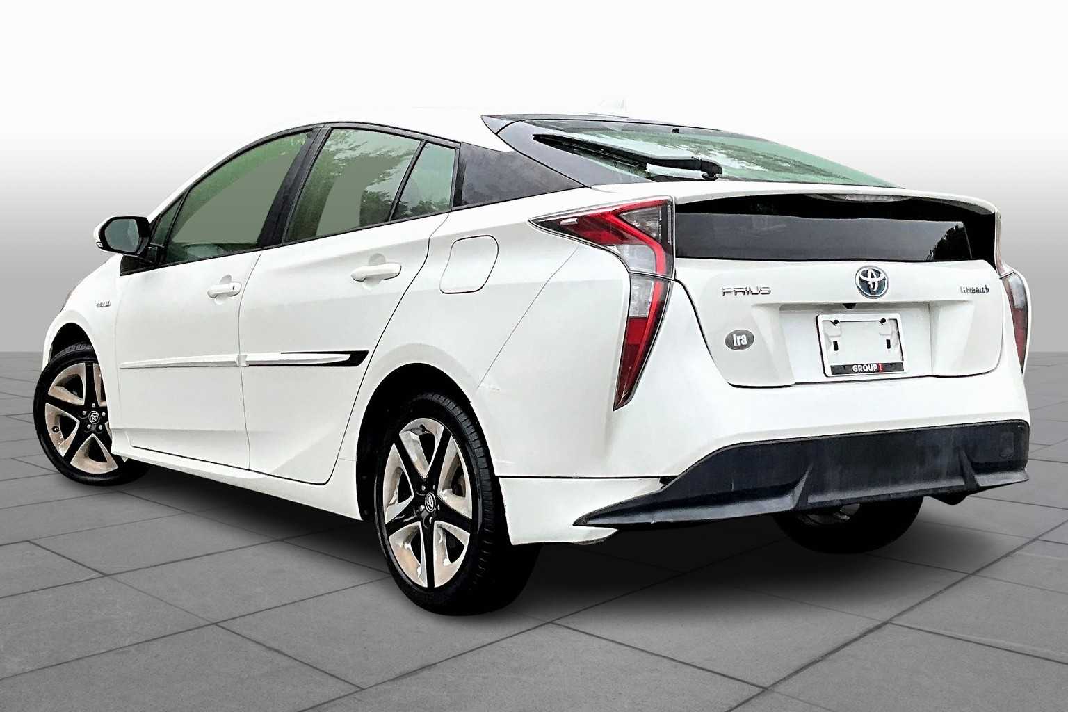 2016 Toyota Prius Three Touring photo 11