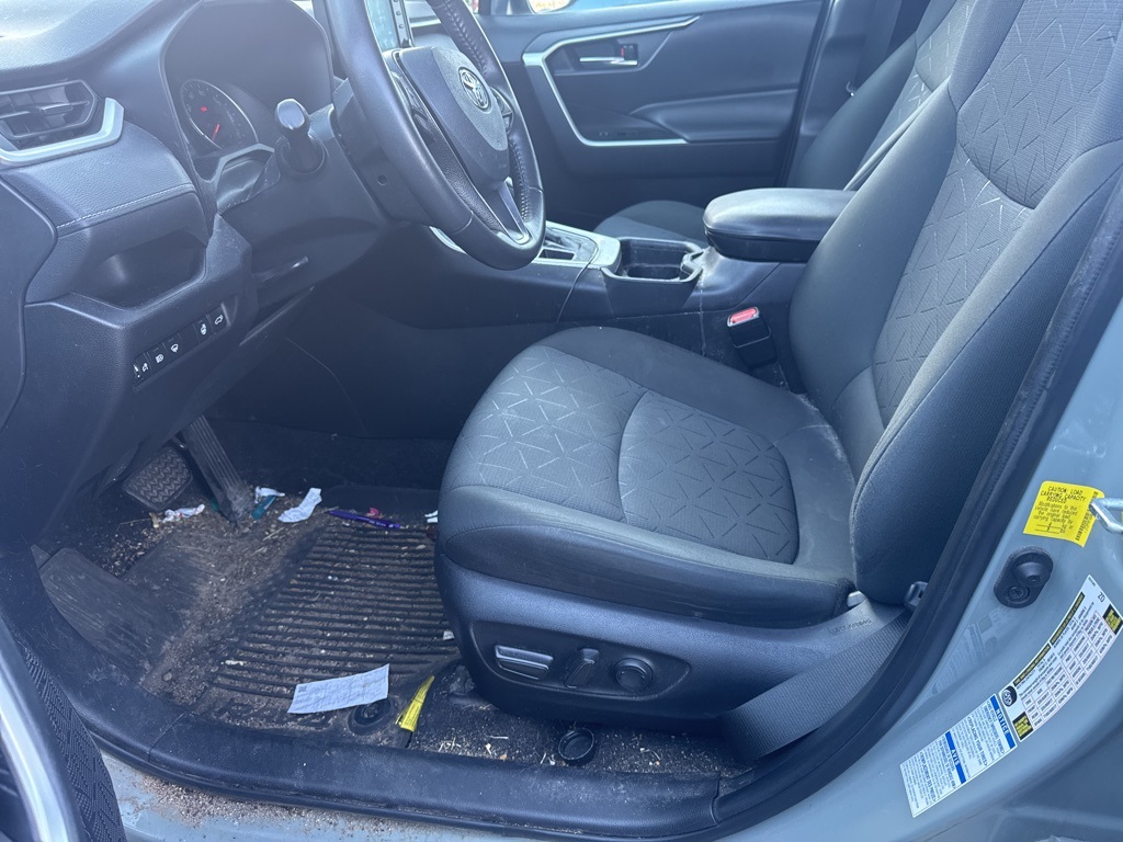 2021 Toyota RAV4 XLE photo 2