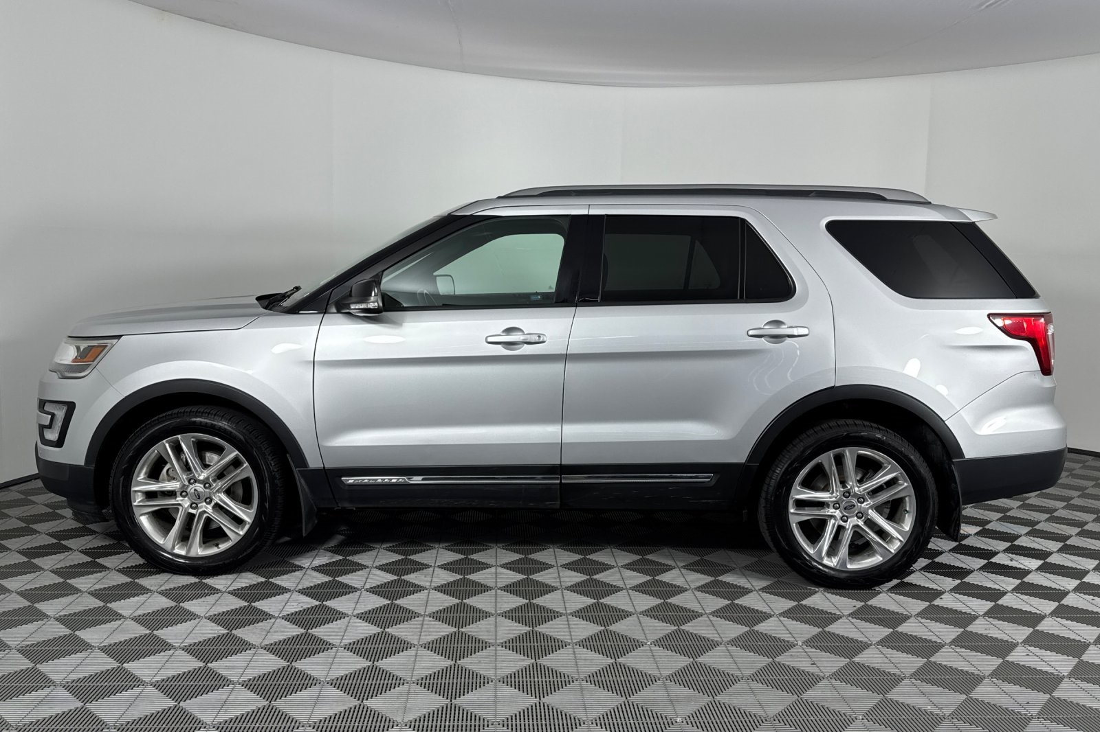 2017 Ford Explorer XLT photo 6