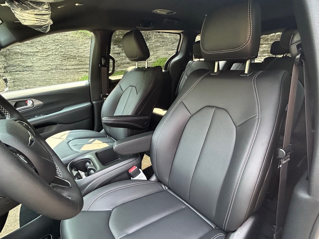 2026 Chrysler Pacifica photo 11