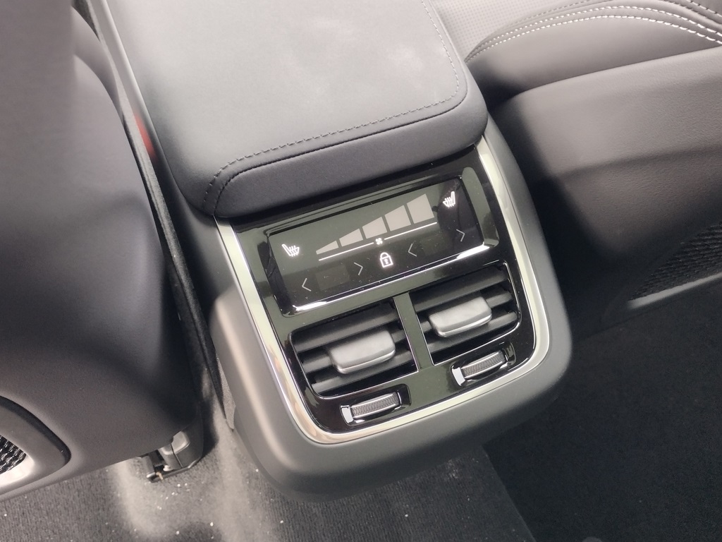 2026 VOLVO XC60 - Image 20