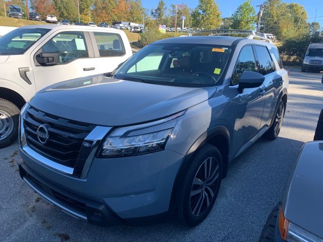 2024 Nissan Pathfinder Platinum photo 3