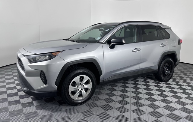 2021 Toyota RAV4 LE photo 2
