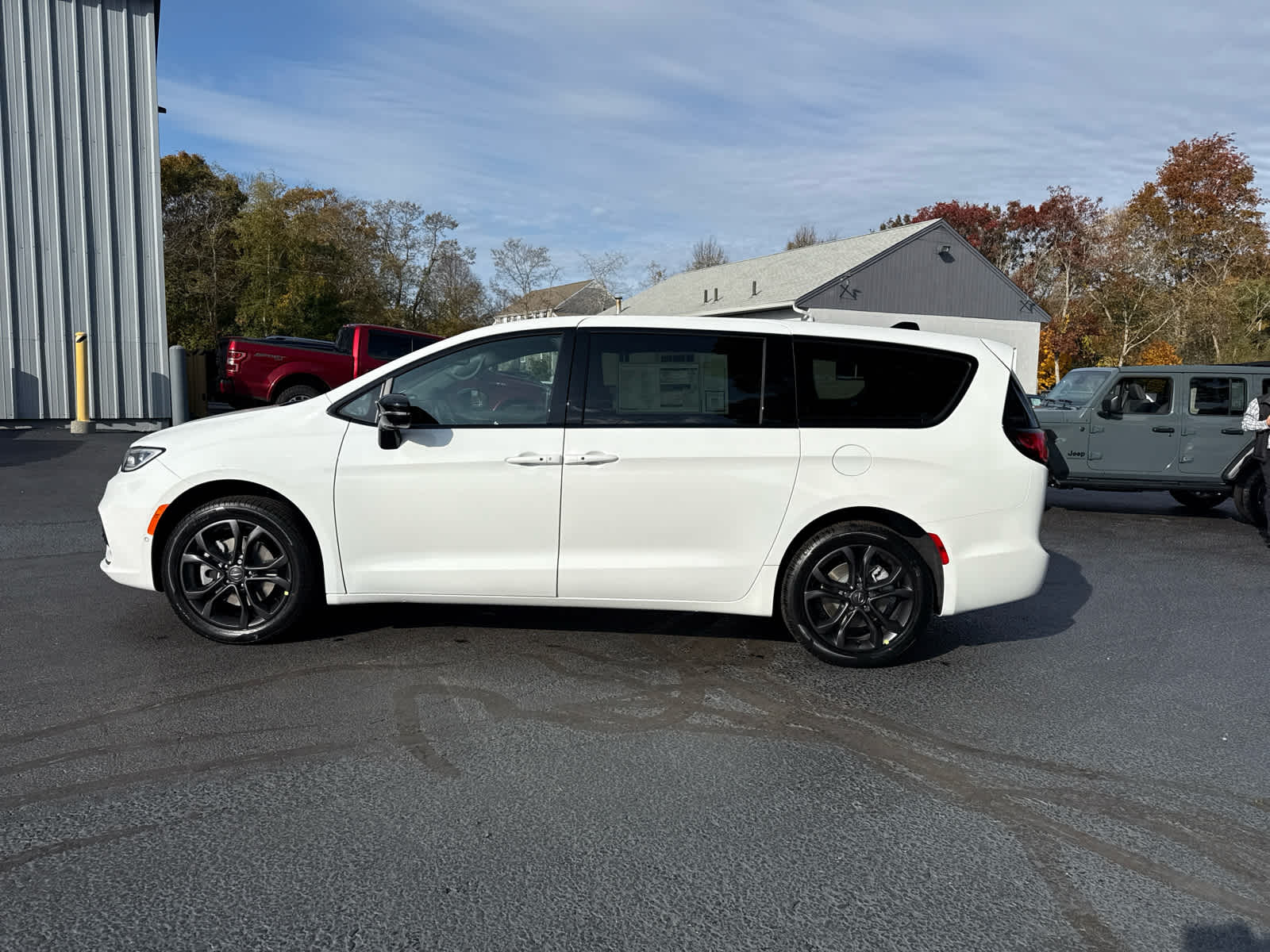 2026 Chrysler Pacifica photo 4