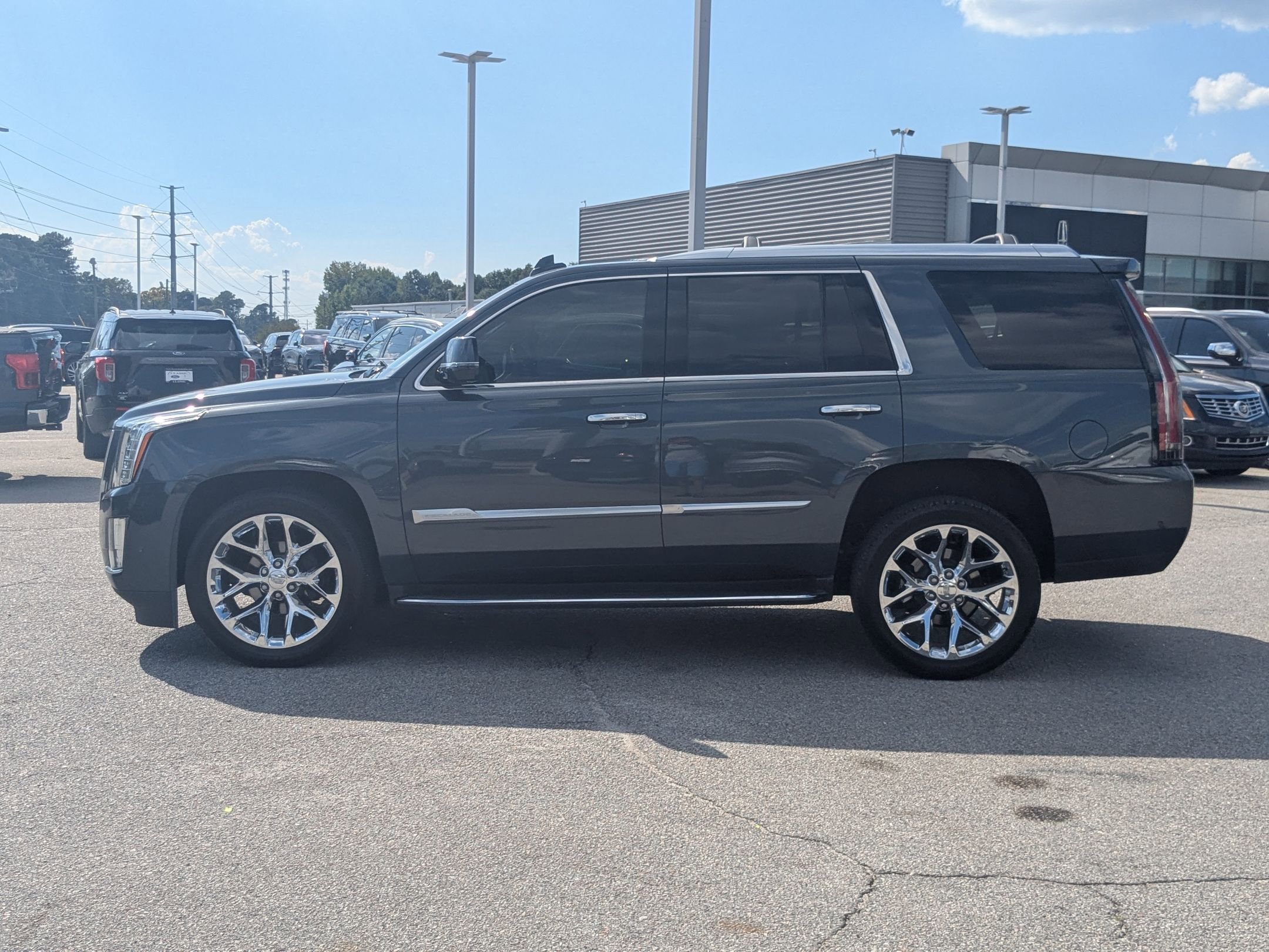 2020 Cadillac Escalade Luxury photo 4