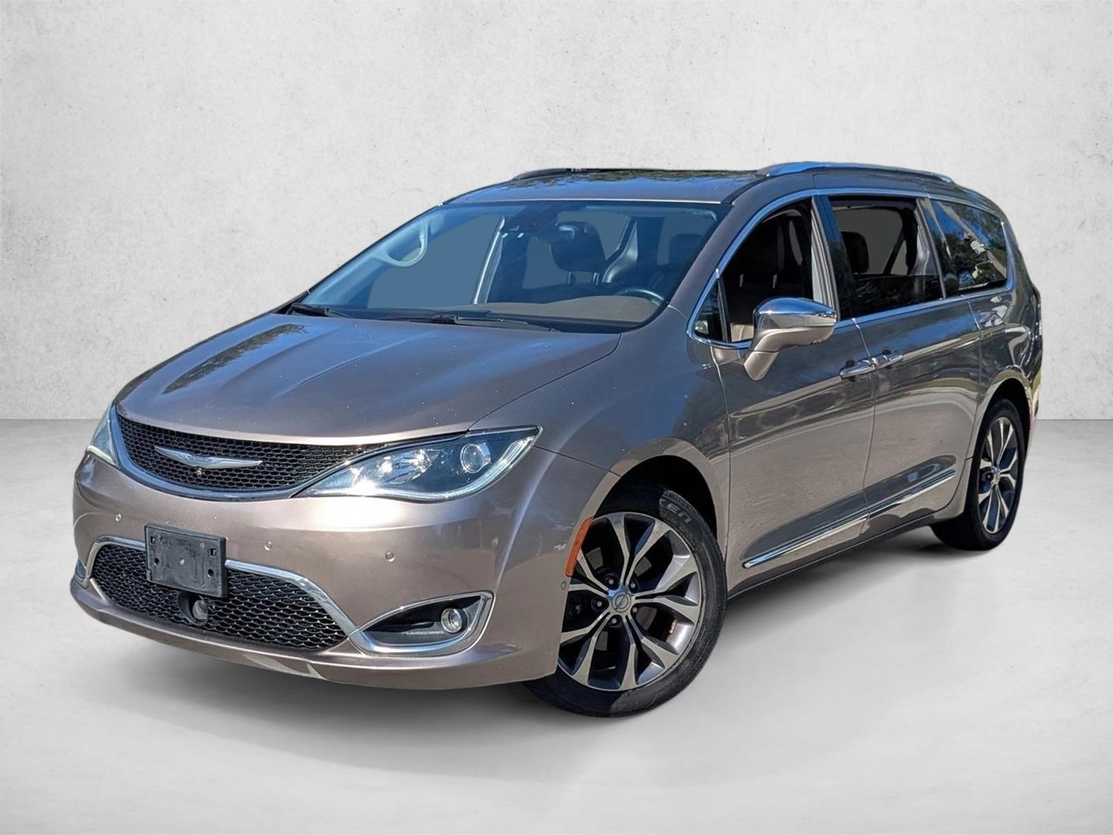 2017 Chrysler Pacifica Limited's photo