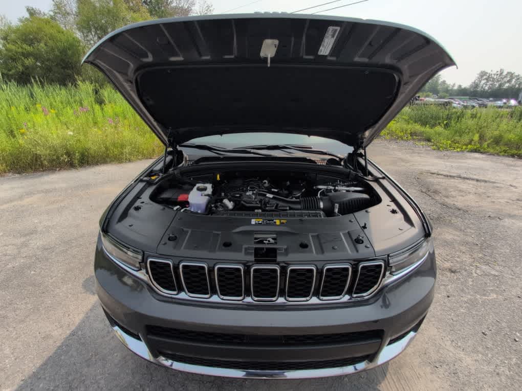 2025 Jeep Grand Cherokee Limited photo 8