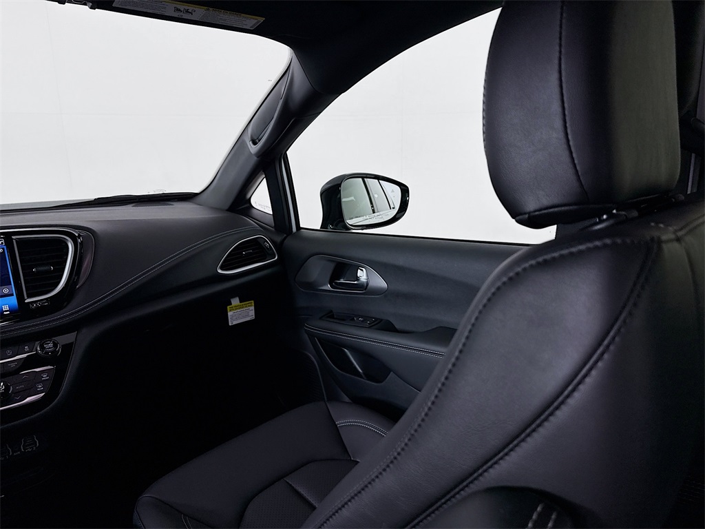 2025 Chrysler Pacifica photo 21