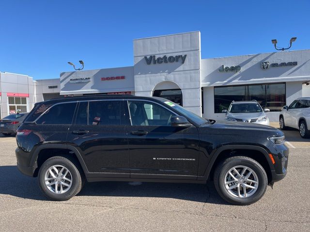 2025 Jeep Grand Cherokee Laredo Altitude photo 3