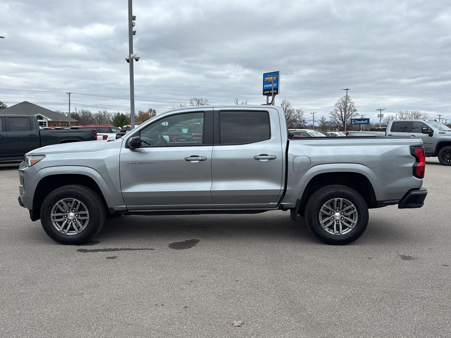 2024 Chevrolet Colorado LT photo 3
