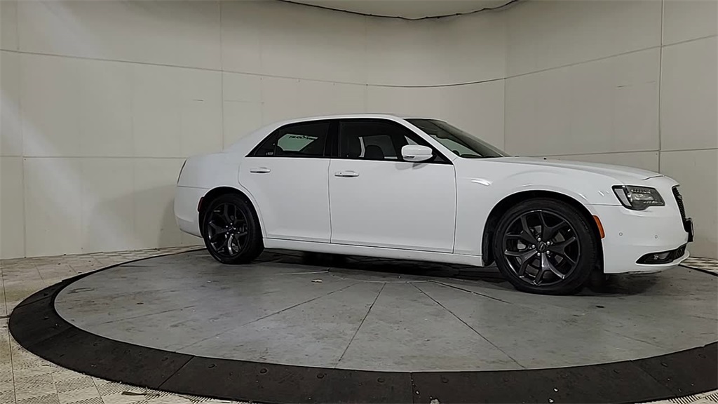 2023 CHRYSLER 300 - Image 9