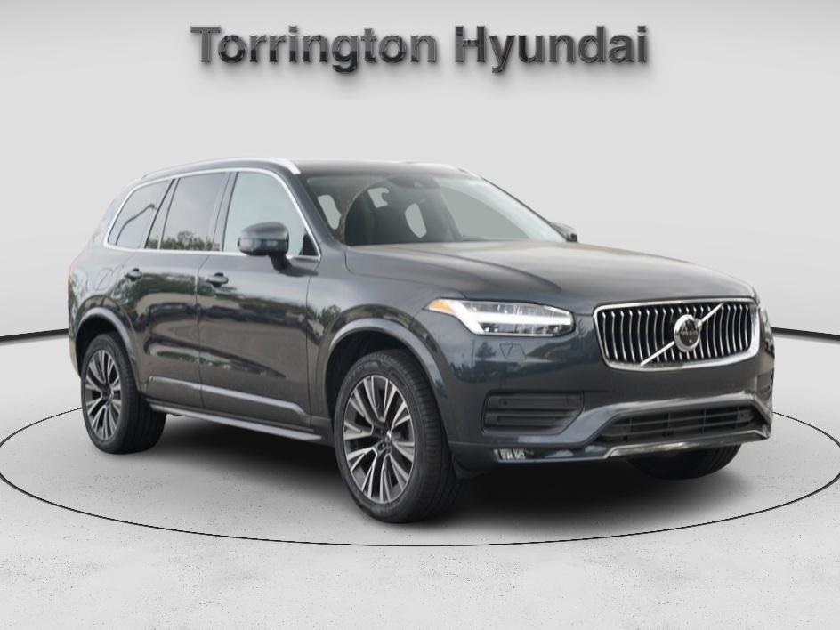 2022 Volvo XC90 Momentum's photo