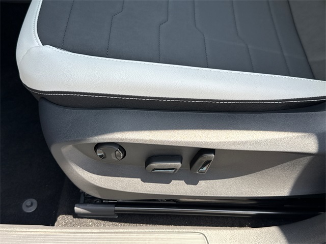 2025 Volkswagen Taos SE photo 29